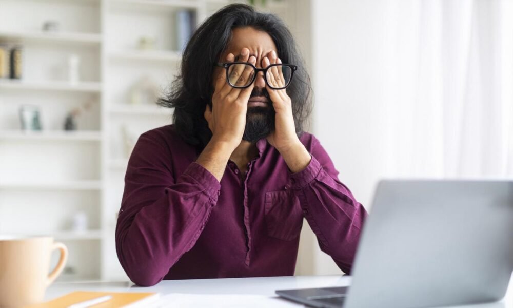 People experiencing digital eye strain and screen-related vision problems in India