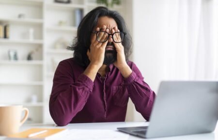People experiencing digital eye strain and screen-related vision problems in India