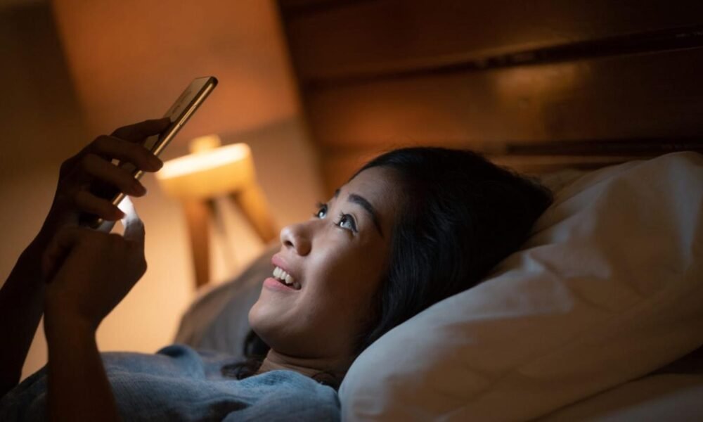 People experiencing sleep issues due to heatwave and screen exposure in India