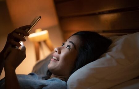 People experiencing sleep issues due to heatwave and screen exposure in India