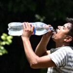 People staying hydrated and avoiding sugary drinks during summer heat in India