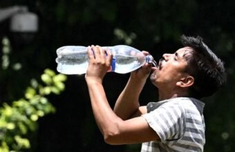 People staying hydrated and avoiding sugary drinks during summer heat in India