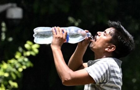 People staying hydrated and avoiding sugary drinks during summer heat in India
