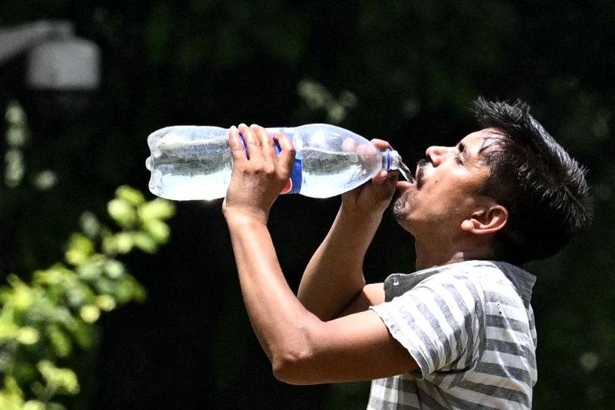 People staying hydrated and avoiding sugary drinks during summer heat in India